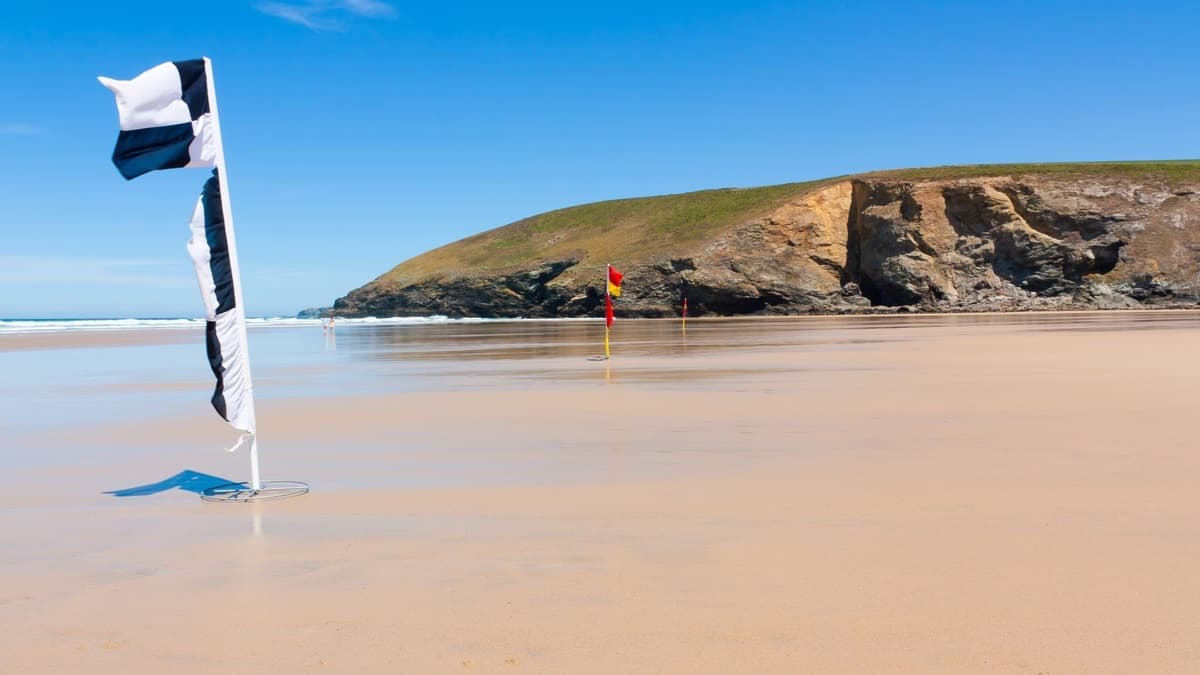 Mawgan Porth Beach c Shutterstock VC (1)-min.jpg